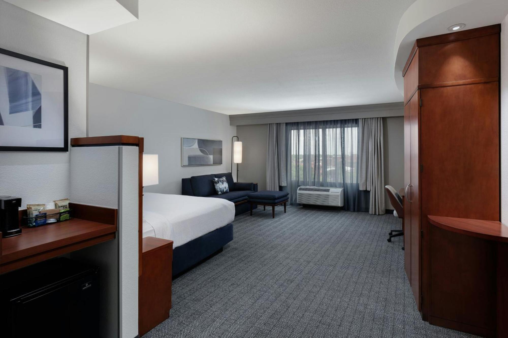 Courtyard By Marriott Wichita At Old Town Hotel Eksteriør billede