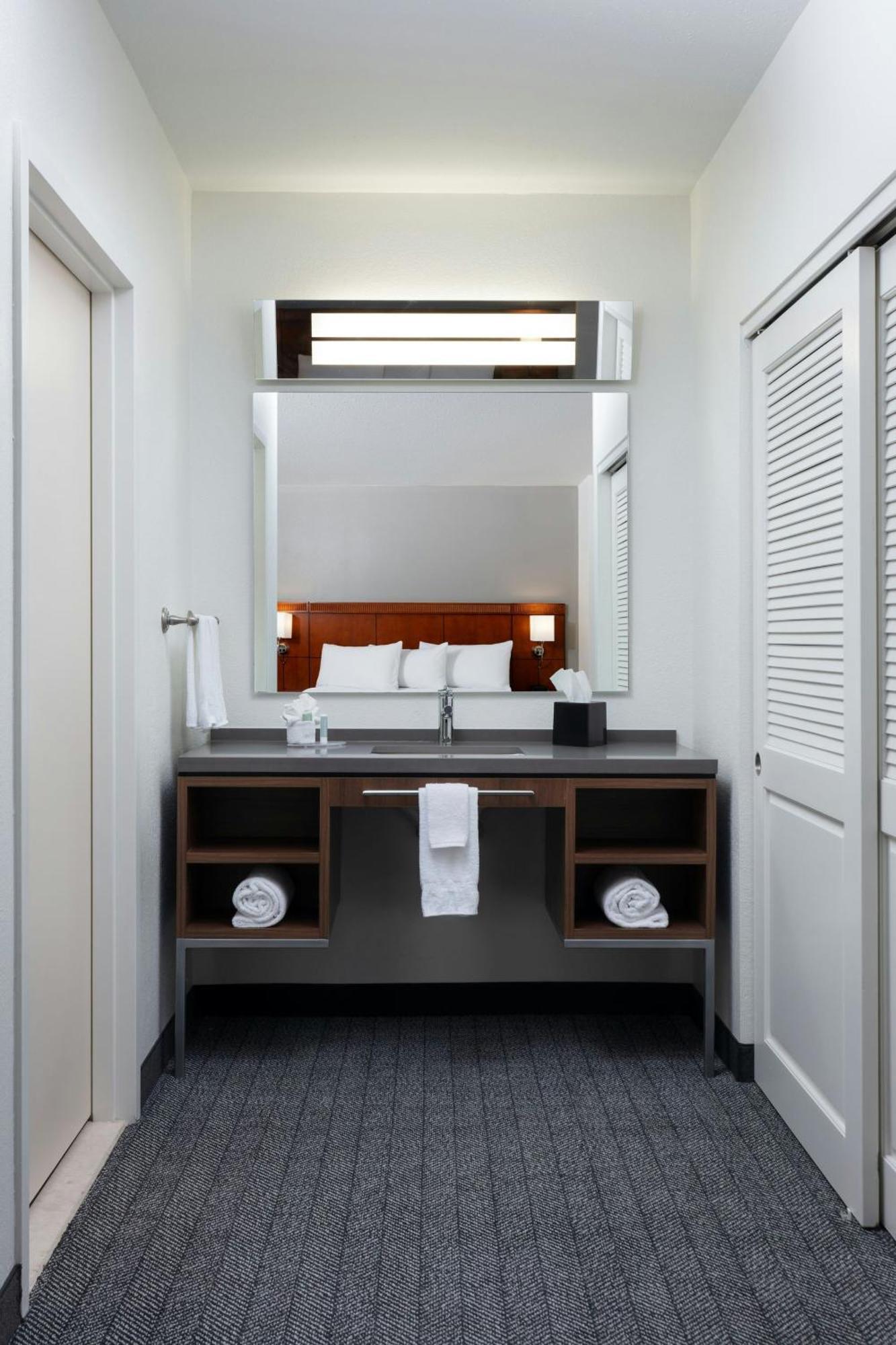 Courtyard By Marriott Wichita At Old Town Hotel Eksteriør billede