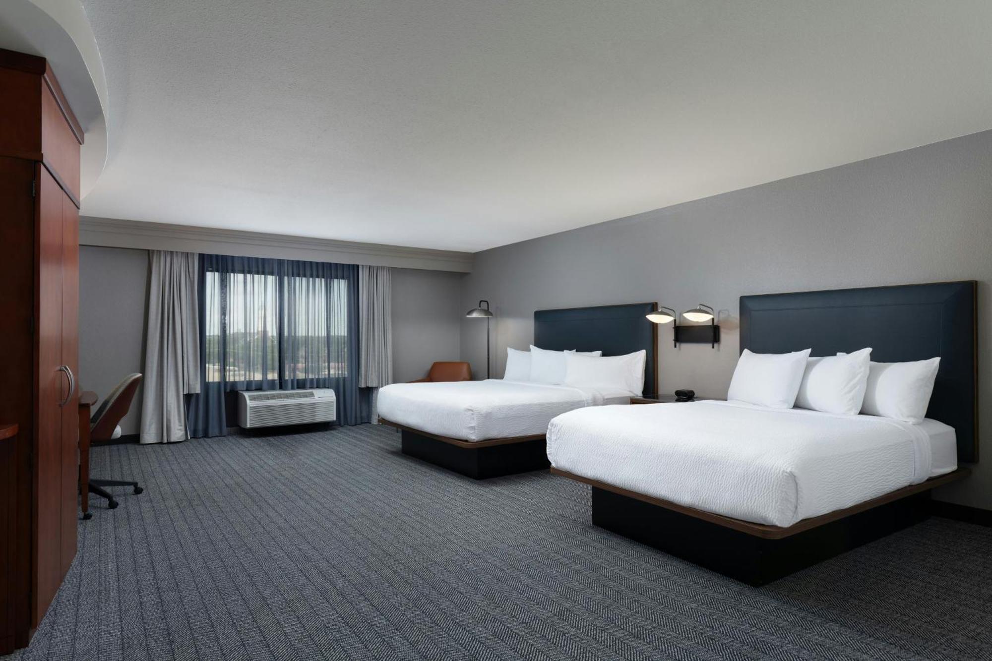 Courtyard By Marriott Wichita At Old Town Hotel Eksteriør billede