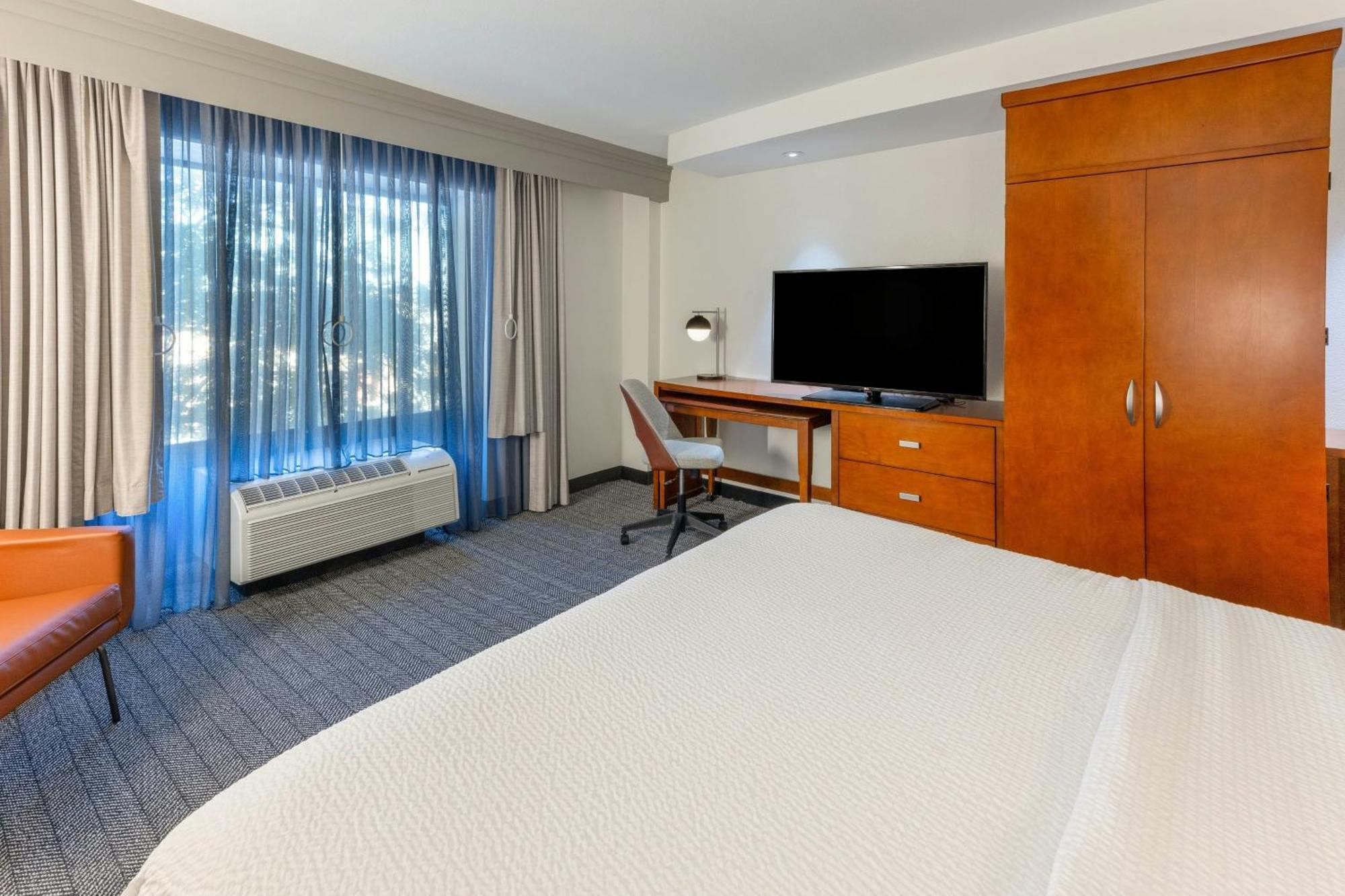 Courtyard By Marriott Wichita At Old Town Hotel Eksteriør billede