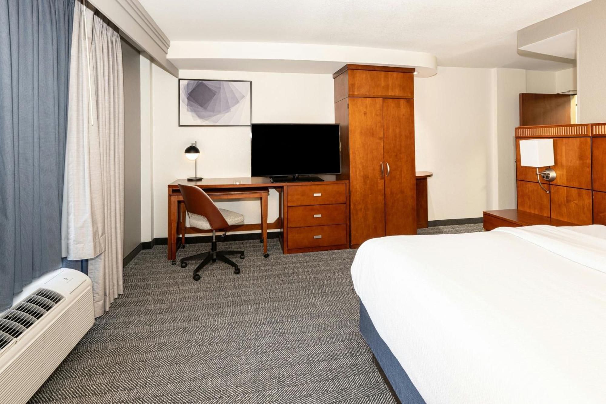 Courtyard By Marriott Wichita At Old Town Hotel Eksteriør billede