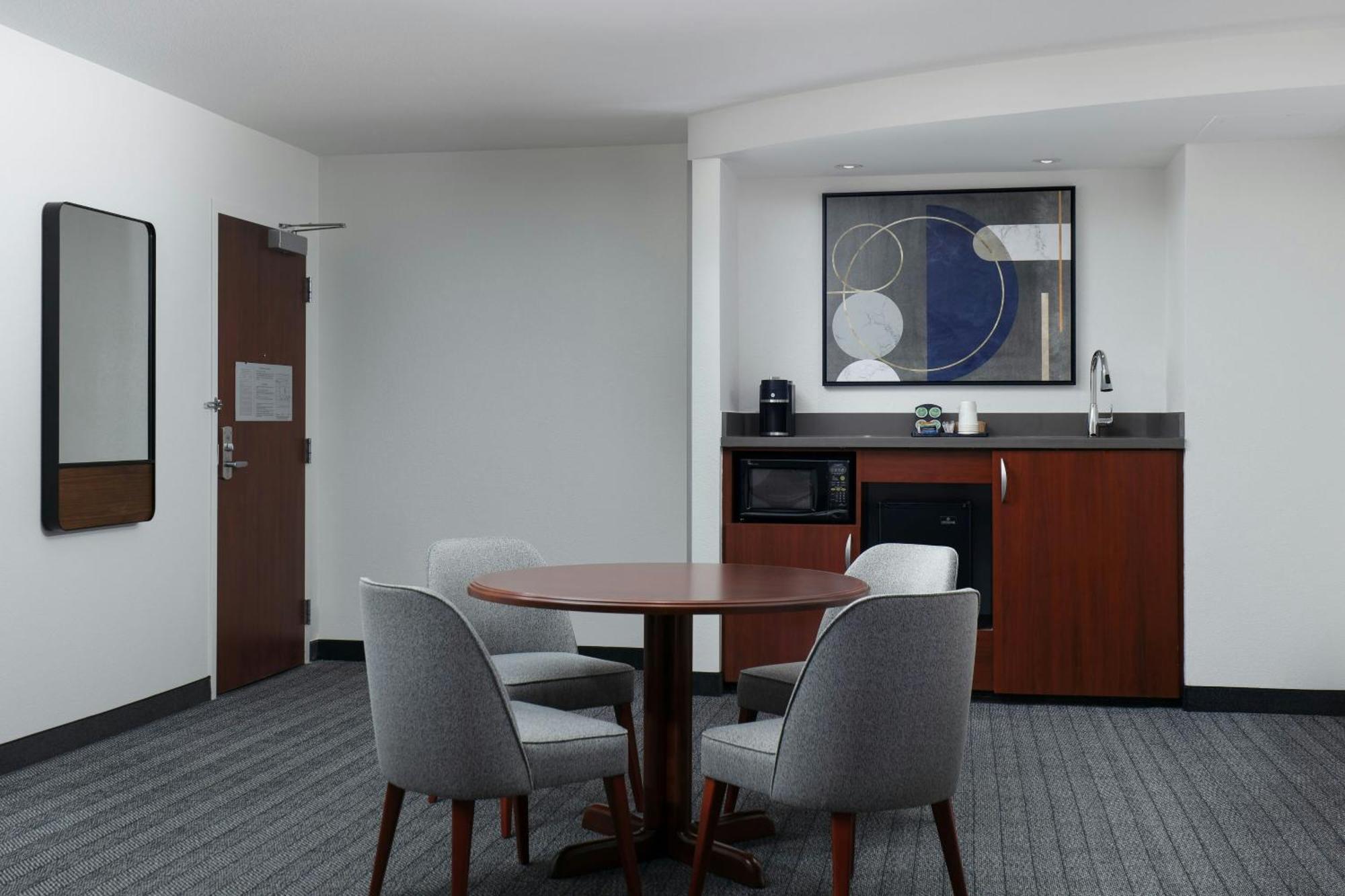 Courtyard By Marriott Wichita At Old Town Hotel Eksteriør billede