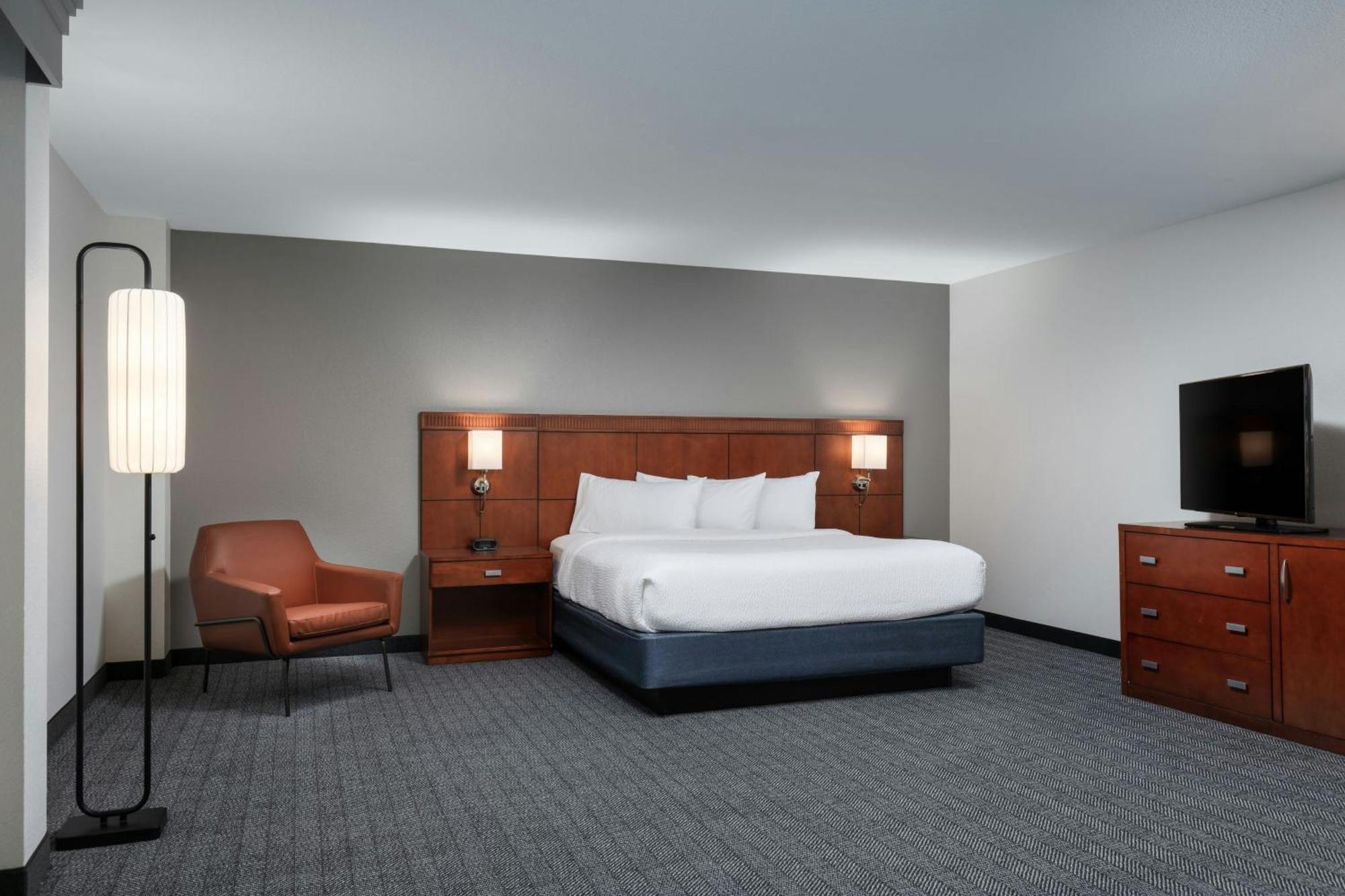 Courtyard By Marriott Wichita At Old Town Hotel Eksteriør billede